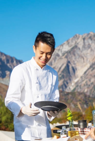 料理をサーブする画像
